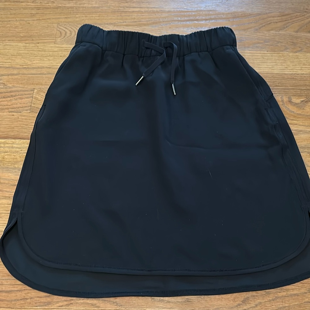 Lululemon on the fly black skirt woven size 6